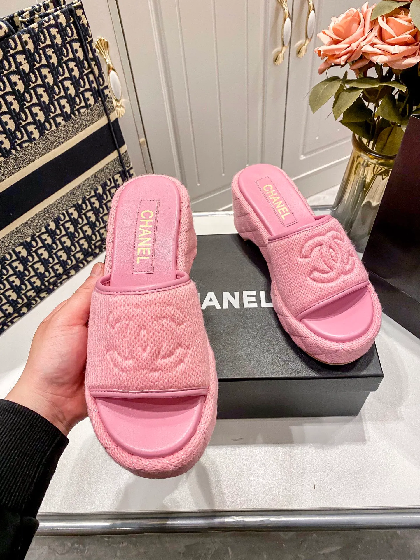 👟👟Ex-factory price 460👟👟Chanel 25C new early spring thick-soled slippers!  Top version! Early release. Thick sole design. 5cm heel height. Makes your legs longer in seconds. Original custom linen for the upper. Sheepskin for foot pads. Original genuine leather outsole. Size: 34-41. Customized. Non-returnable and non-exchangeable.